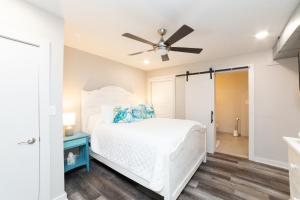 - une chambre avec un lit et un ventilateur de plafond dans l'établissement Blaizy Dayz, à Bay Saint Louis