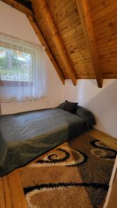 En eller flere senge i et værelse på Cozy Cottage Vlašić