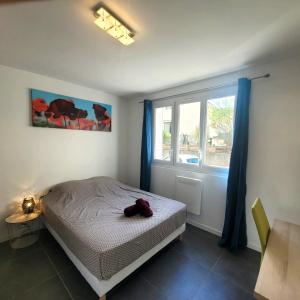 ein Schlafzimmer mit einem Bett mit einem ausgestopften Tier darauf in der Unterkunft Le Meney in Grenoble