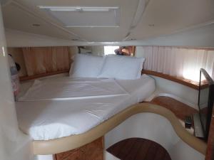 un grande letto sul retro di una barca di BATEAU CONFORT 12 Mètres a Saint-Cyprien