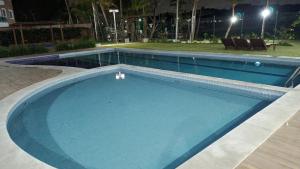 The swimming pool at or close to Apartamento novo 2 quartos vista total da Lagoa Maraponga Fortaleza