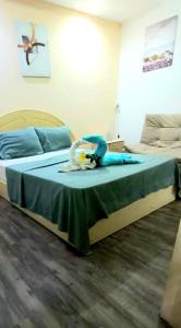 - une chambre avec un lit avec un animal farci bleu dans l'établissement Appartment Camellia, à Flic-en-Flac