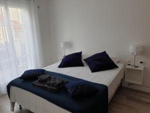 - une chambre avec un grand lit et des oreillers bleus dans l'établissement cosy appartment - Clamart Percy Paris, à Clamart