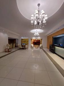 a large lobby with a chandelier and a large room at Edificio Punta del Este in Punta del Este