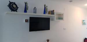 Telewizja i/lub zestaw kina domowego w obiekcie Apartamento muy cercano a playas y pueblo Puerto del Carmen