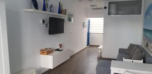 Telewizja i/lub zestaw kina domowego w obiekcie Apartamento muy cercano a playas y pueblo Puerto del Carmen