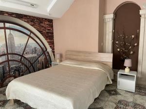 una camera con un letto e una grande finestra di Family Hotel Central a Burgas