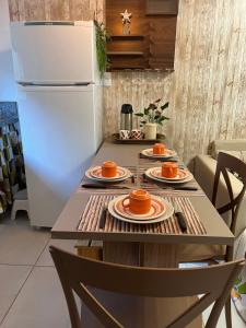 eine Küche mit einem Tisch und Teller mit Lebensmitteln darauf in der Unterkunft Village Ninho da Jandaia in Mata de Sao Joao