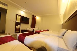 Rúm í herbergi á Aayan Gulf Hotel for Hotel Rooms- Close to free bus station
