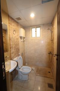 Ένα μπάνιο στο Aayan Gulf Hotel for Hotel Rooms- Close to free bus station