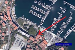 ein roter Pfeil zeigt auf einen Jachthafen mit Booten in der Unterkunft IL MARE SOTTO CASA - Free parking in Fezzano