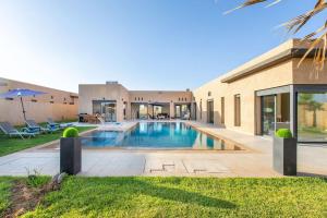 une piscine dans l'arrière-cour d'une maison dans l'établissement Villa Kassia , Jacuzzi, Hamman, jeux…, à Marrakech