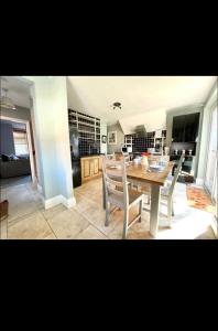 uma cozinha e sala de jantar com mesa e cadeiras em Vista homes em Roundhay