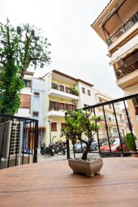 テッサロニキにあるAnopolh front apartmentの小盆栽