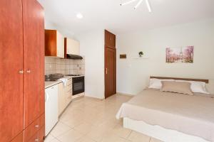 Il comprend une petite chambre avec un lit et une cuisine. dans l'établissement Anopolh front apartment, à Thessalonique