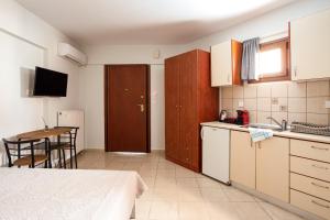 テッサロニキにあるAnopolh front apartmentのテーブルとダイニングルームのあるキッチン +7枚の写真