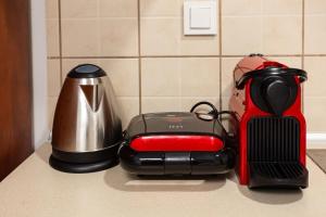 テッサロニキにあるAnopolh front apartmentのコーヒーメーカーとブレンダーが置かれたキッチンカウンター