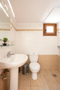 La salle de bains est pourvue de toilettes et d'un lavabo. dans l'établissement Anopolh front apartment, à Thessalonique