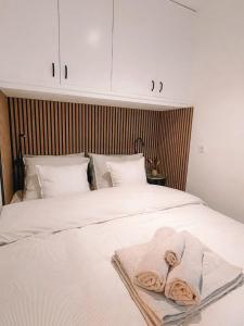 1 dormitorio con 1 cama con toallas en Coolest Apartment in Haarlem City - close to Beach and Amsterdam, en Haarlem