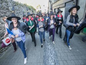 Um grupo de mulheres com chapéus de bruxas a andar numa rua em Lanigan's Accommodation em Kilkenny