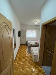een kamer met een hal met een deur en een badkamer bij Apartmani Hadžić in Živinice