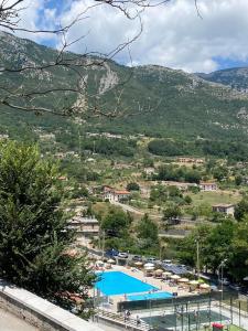 uitzicht op een zwembad met een berg op de achtergrond bij B&B La Terrazza su Monte Mutria in Cusano Mutri