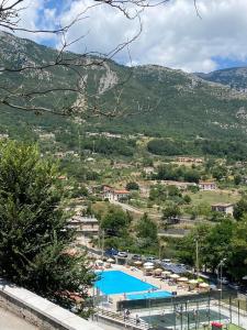 una vista de una piscina con una montaña en el fondo en B&B La Terrazza su Monte Mutria en Cusano Mutri