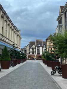 a cobblestone street in a city with buildings at Coeur du centre ville, haut prestation climatisation et Parking gratuit in Troyes +7 photos