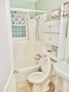 łazienka z toaletą i umywalką w obiekcie Decatur Dream w mieście Decatur