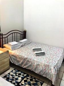 Duque Hostel في بيليم: غرفة نوم عليها سرير وفوط