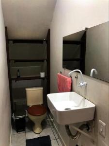 Duque Hostel في بيليم: حمام مع حوض ومرحاض