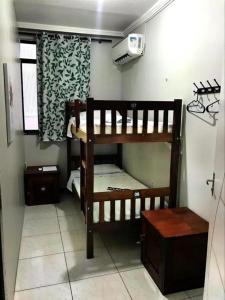 מיטה או מיטות קומותיים בחדר ב-Duque Hostel