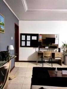 Habitación con escritorio y ordenador. en Duque Hostel en Belém