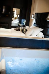 zwei Champagner-Gläser auf dem Bett in der Unterkunft Hédoné Suite de luxe et Spa privatif in Nancy