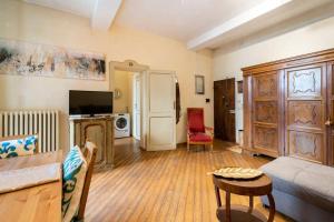 a living room with a couch and a table at Appartamento elegante e centrale La Foglia D'Oro in Bologna