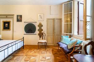 a bedroom with a bed and a couch at Appartamento elegante e centrale La Foglia D'Oro in Bologna