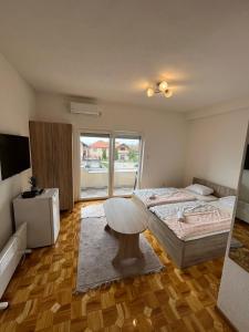 Ένα ή περισσότερα κρεβάτια σε δωμάτιο στο Apartmani Hadžić