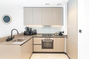 Kuchyň nebo kuchyňský kout v ubytování Executive stylish apartment with Burj Khalifa view