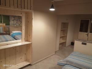 - une chambre avec 2 lits superposés et un canapé dans l'établissement Le Gite du Barrage, à Zaouia Ben Smine