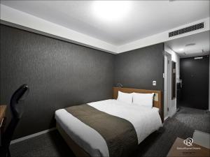 Кровать или кровати в номере Daiwa Roynet Hotel Kyoto Shijo Karasuma