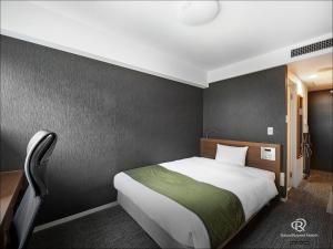 Кровать или кровати в номере Daiwa Roynet Hotel Kyoto Shijo Karasuma