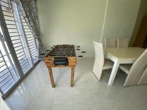 una partita a scacchi su un tavolo in una stanza di Daffodil Homestay in Perlis a Kangar