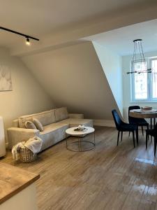 uma sala de estar com um sofá e uma mesa em Apartamenty Aleja Jana Pawła II em Wągrowiec