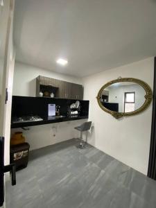 uma sala de estar com um espelho e uma cadeira em Suite independiente en ciudadela privada em Guayaquil