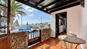 Habitación con balcón con vistas a la piscina. en Villa Estefania, en Playa Blanca