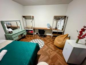1 dormitorio con 2 espejos, 1 cama y escritorio en Quarto duplo, en Belo Horizonte