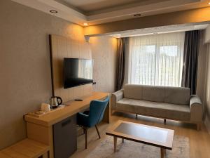 TV a/nebo společenská místnost v ubytování Şehrar Suite Hotel