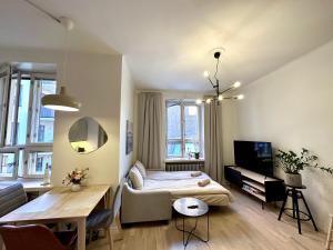 una camera con letto e tavolo di Cosy flat in the heart of Helsinki center a Helsinki
