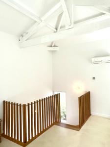 Villa Minimale في نيس: غرفة بجدران بيضاء وسياج خشبي