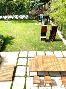 Villa Minimale في نيس: كرسيين وطاولة في ساحة مع حديقة